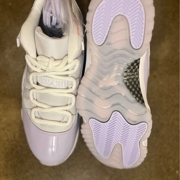 W’s Never worn, NIB, 8.5 Jordan Retro Low 11 White / Pure Violet